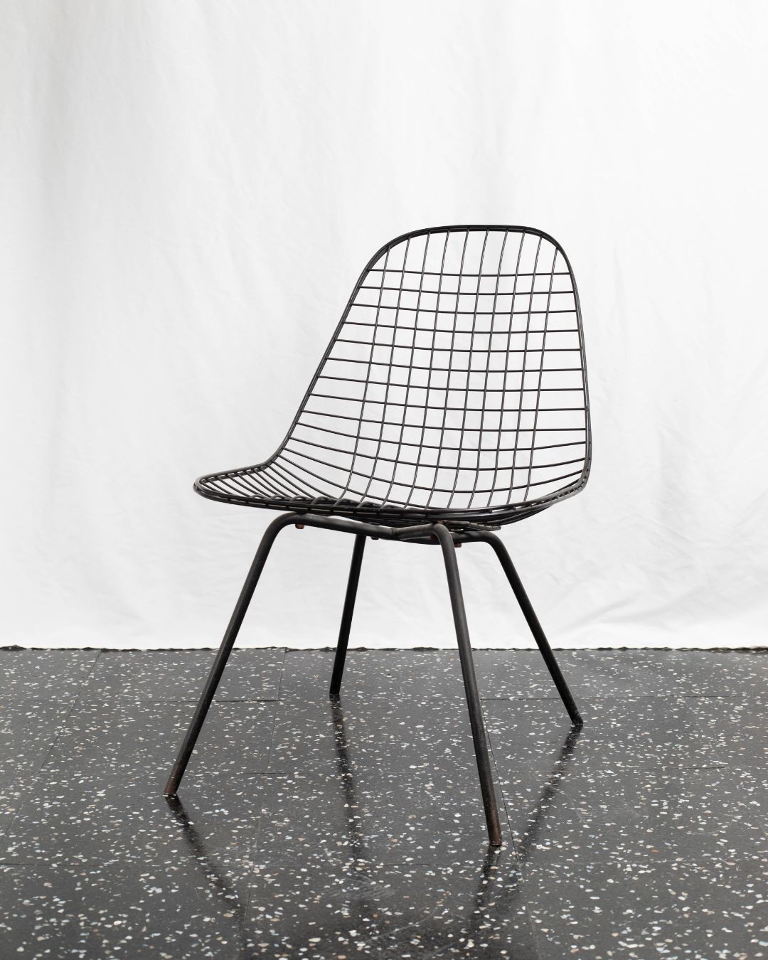 CH002 Black wire Eames Chair
